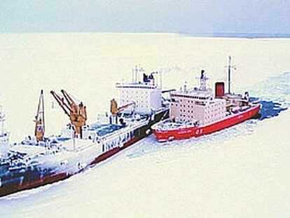 El rompehielos argentino Almirante Irízar rescata al barco Magdalena Oldendorff en la Antártida. VISTA AÉREA - ESCENA