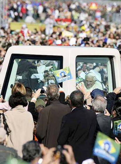 El Papa saluda a su llegada a la base militar Campo de Marte para celebrar una misa multitudinaria.