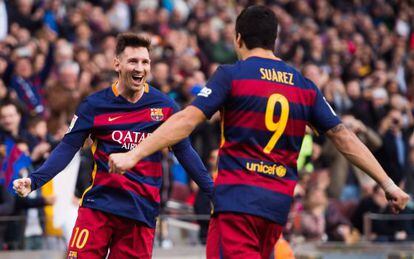 Messi celebra su gol junto a Luis Suárez.