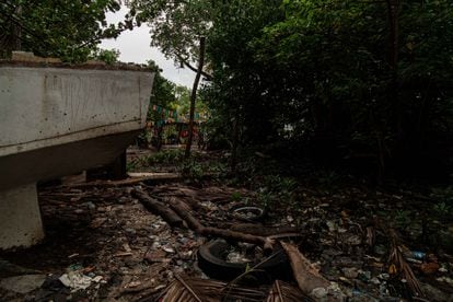 Zapatos, juguetes, botellas y un sinfín de objetos que fueron inutilizados por los millones de habitantes de Maracaibo, terminan todos los días en el basurero por excelencia de la urbe petrolera.
