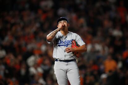 Julio Urías pitcher de los Dodgers llegó a 49 ponches con lo que impone nueva marca.