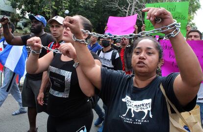 Migrantes centroamericanos protestan este viernes frente a una estación militar en el municipio de Tapachula.