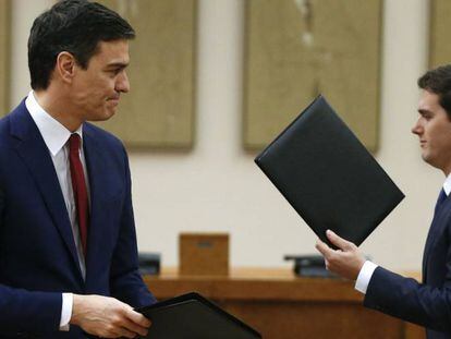 Pedro Sánchez y Albert Rivera tras firmar su pacto, que incluía suprimir las Diputaciones.