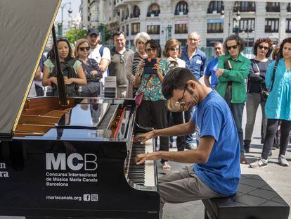 Uno de los siete pianos instalados en las calles de Valencia.