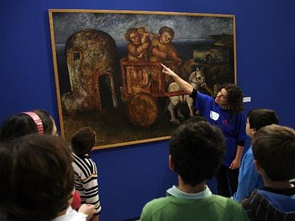 Una monitora explica un cuadro de Laxeiro a los pequeños visitantes del museo pontevedrés.