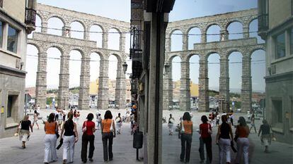 Paseantes por uno de los lugares más interesantes de Segovia: el acueducto romano.