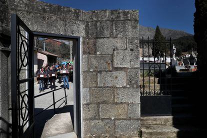 Vecinos de Cuevas del Valle se disponen a entrar en el cementerio de la localidad para enterrar dignamente a tres fusilados del pueblo en 1936. 