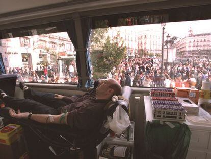 Un hombre dona sangre en la unidad m&oacute;vil de la Puerta del Sol en 2004.