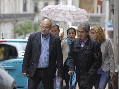 Francisco Rodr&iacute;guez (izquierda) con sus colaboradores antes de la reuni&oacute;n del PSOE local. 
