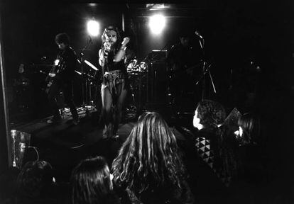 Alaska y los Pegamoides durante un concierto en Bilbao en noviembre de 1982.