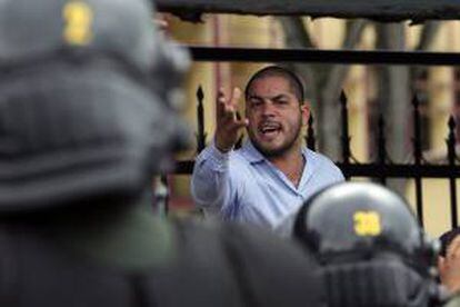 Un estudiante de la Universidad de Panamá protesta, en rechazo a la venta de tierras de la Zona Libre de Colón en Ciudad de Panamá (Panamá).