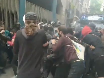 Vecinos y activistas obstaculizan la acción de los Mossos, en una imagen de un vídeo de Sindicat del Raval.