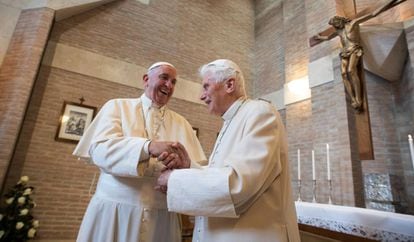 El papa Francisco y Benedicto XVI en el Vaticano en 2016.