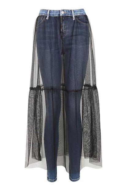 Sumarle una falda d etul a unos simples jeans es tendencia. Topshop apostó por incoporar la combinación en este modelo que cuesta 64 euros.