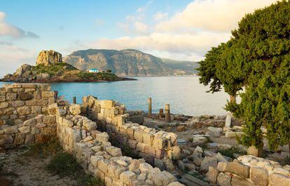 Ruinas griegas y la pequeña isla de Kastri, con una iglesia ortodoxa tradicional, en la bahía de Kefalos.