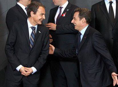 José Luis Rodríguez Zapatero bromea con Nicolas Sarkozy antes de la celebración de la cumbre de Bruselas.