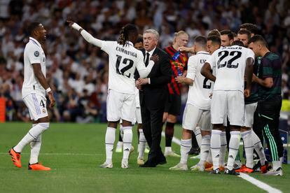 Ancelotti da instrucciones a Camavinga y el resto de sus jugadores