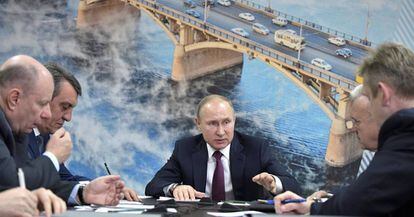 El presidente ruso, Vladímir Putin, se reúne con magnates, en Krasnoyarsk, este miércoles.