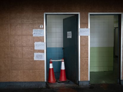 Exterior de los baños en la estación de autobuses de Valladolid, cerrados por obra para mejorar sus instalaciones.