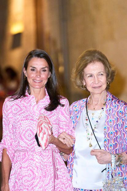 La reina Letizia junto a la reina Sofía de paseo por las calles de Palma en el verano de 2022. Las imágenes muestran la complicidad entre ambas tras la polémica surgida, también en Mallorca, en la Misa de Pascua en 2018, en la que también asistía Juan Carlos I. 