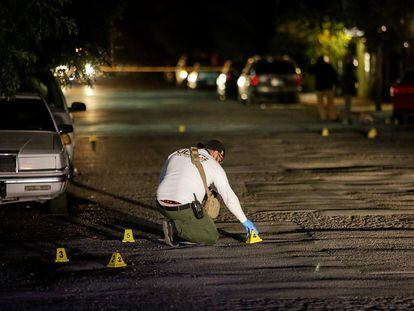 Un técnico forense marca las pruebas en el sitio donde fue asesinado un periodista en Ciudad de Juárez, el pasado octubre.