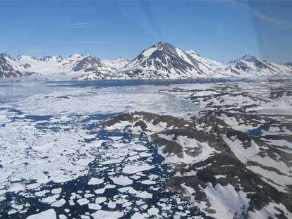 El fiordo de Tasiilaq, en la costa este de Groenlandia. Allí llega el agua del deshielo del glaciar Helheim.