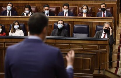 El presidente del Gobierno, Pedro Sánchez, se dirige al líder del PP, Pablo Casado, durante la sesión del Congreso de los Diputados.