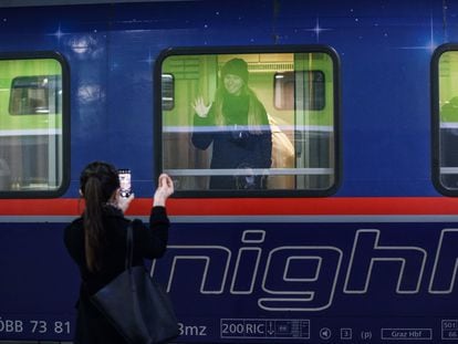 Dos mujeres se despiden antes de la salida de un tren nocturno de los ferrocarriles austriacos en la Estación Central de Viena.