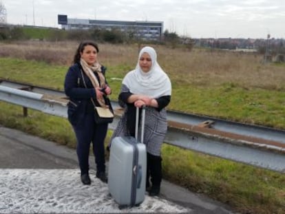 Estudiantes de enfermería que debían salir de viaje de fin de estudios a Lisboa caminan hacia la carretera.