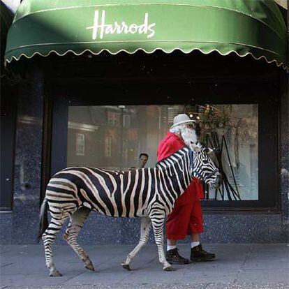 Un Papá Noel vestido de explorador promociona la apertura del departamento de compras navideñas de Harrods.