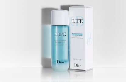 Para pieles estresadas.
El agua fresca 2 en 1 de Dior de la gama Hydra Life (unos 30 euros) tiene el efecto flash para esos días en los que buscar confort al acabar la jornada. Su loción tónica enriquecida con prebiótico aporta frescor al instante y una sensación de hidratación al finalizar el ritual de limpieza.