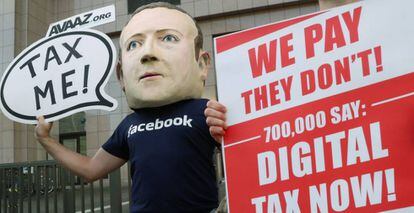 Un activista disfrazado de Mark Zuckerberg, protestando durante una reuni&oacute;n del Ecofin en Bruselas.