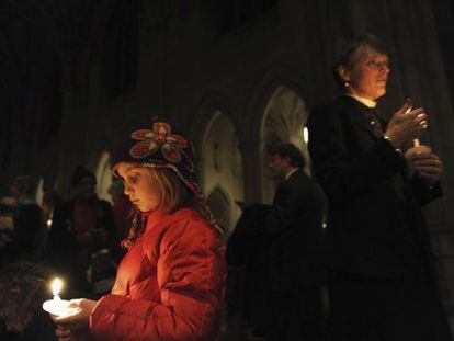 Una niña durante la vigila en memoria de las víctimas de Newtown.