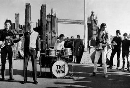 El grupo británico The Who, con John Entwhistle, Roger Daltry, Keith Moon y Pete Towhshend, durante un concierto frente a la Torre de Londres, en  1965.