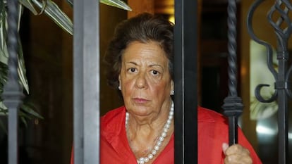 Rita Barbera la ex alcaldesa de Valencia saliendo de su casa anoche.