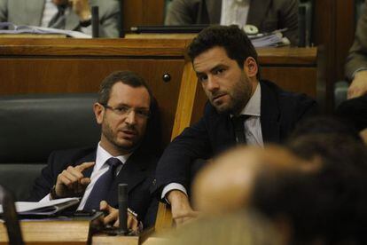 Javier Maroto, a la izquierda, conversa con Borja Sémper durante el pleno del Parlamento.