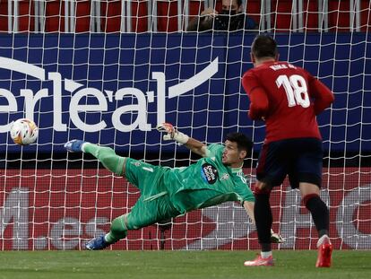 El portero del Celta Matías Dituro detiene el penalti a Rubén García (no aparece en imagen) ante la mirada de Kike.