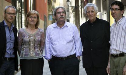 Jaume Cabr&eacute;, flaqueado por sus editores Josep Lluch (izquierda), Romi Porred&oacute;n (viuda de Isidor C&oacute;nsul), Joan Carreras y Oriol Izquierdo. / 