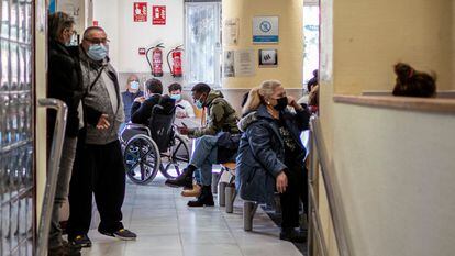 Pacientes en la sala de espera del Centro de Salud Potes, el lunes en Villaverde (Madrid).