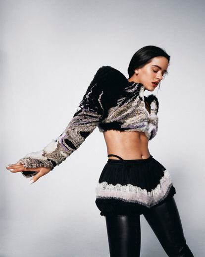 El álbum 'El mal querer' ganó cuatro Grammy Latinos en 2019 y un Grammy al mejor disco de rock latino en 2020. La cantante viste bolero con volantes, shorts con detalles de encaje y botas de cuero, todo de Givenchy.