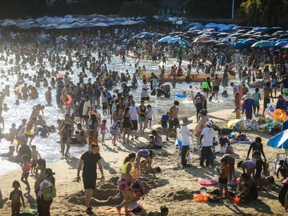 Turistas celebran el primer día del año en un balneario de Acapulco, en el estado de Guerrero.
