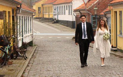 Una pareja de recién casados pase por el pueblo de ærøskøbing (Dinamarca).