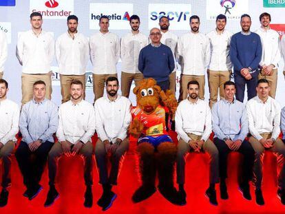 Los 17 convocados y el cuerpo técnico de la selección, en la sede del Comité Olímpico Española antes de viajar al Mundial.