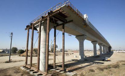 Un puente del tren de alta velocidad en construcción en Fresno, California, en 2017. 