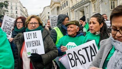 Concentración ante el Congreso para exigir la aprobación de la ley de vivienda, el pasado martes en Madrid.