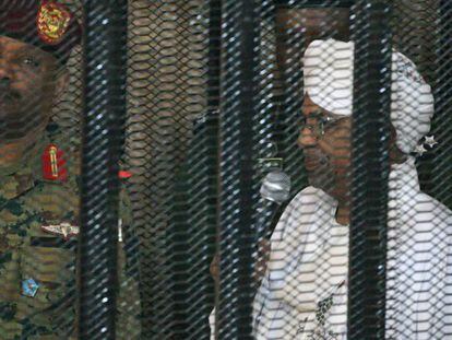 Al Bashir asiste en una celda a la vista judicial, en un tribunal de Jartum.