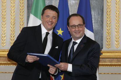 Hollande y Renzi posan tras su reuni&oacute;n en el El&iacute;seo, en Par&iacute;s. 