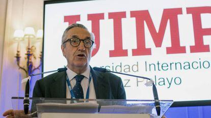 El presidente de la CNMC, Jos&eacute; Mar&iacute;a Mar&iacute;n Quemada, durante su intervenci&oacute;n en el curso de la UIMP &quot;La Cuarta Revoluci&oacute;n. 