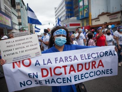 Nicaragüenses exiliados en Costa Rica protestan este domingo contra las elecciones presidenciales en su país.