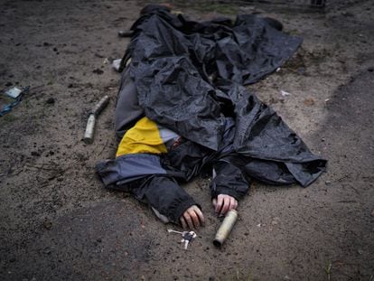 Un cuerpo abandonado en una calle de Bucha, el domingo.
